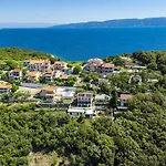 Alenka By The Sea לאבין