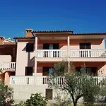 Alenka By The Sea לאבין