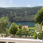 Alenka By The Sea לאבין